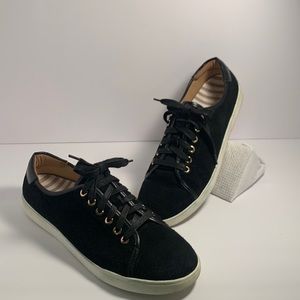 Size 10 women’s black suede tennis shoes excellent condition